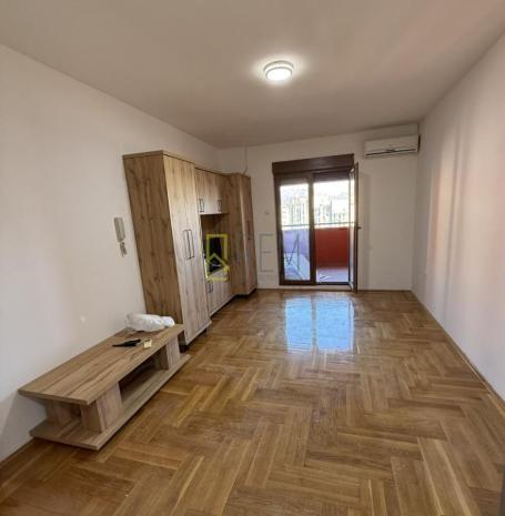 Prodajemo-polunamještena garsonjera 33m2 na Tuškom Putu