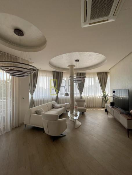 Prodajemo – lux trosoban namjesten stan 112m2, Budva