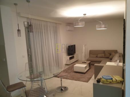 Prodajemo- jednosoban namješten stan od 52 m² u centru Budve