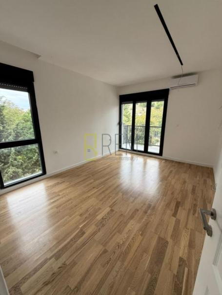 Prodajemo- neuseljavan trosoban stan površine 90 m², smješten u podnožju brda Gorica