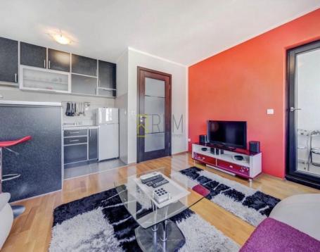 Prodajemo- kompletno opremljena garsonjera 28m2 u Bloku 9