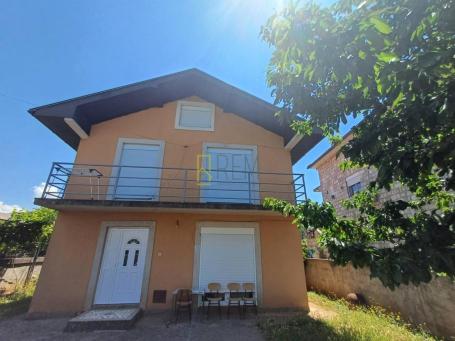 Prodajemo dvije kuće u istom dvorištu u Rogame- Podgorica