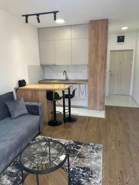 Prodajemo- moderno opremljena garsonjera 26m2, Pobrežje
