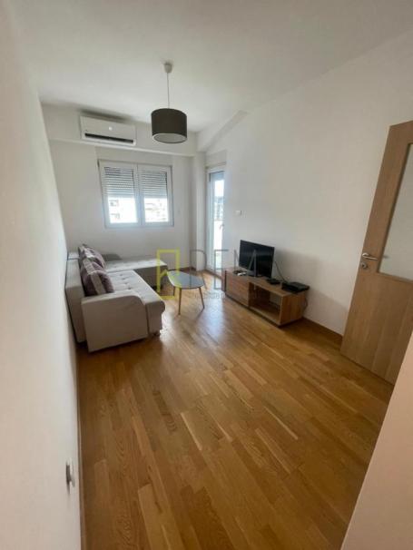 Prodajemo - opremljen jednosoban stan površine 40m2, zgrada Razvrsja, Pobrezje