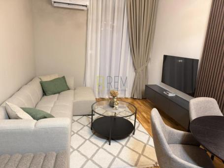 Prodajemo- kompletno namješten jednosoban stan 37m2+ parking mjesto, Tološi. 