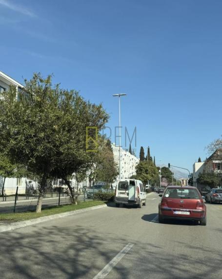 Izdavanje- poslovni prostor , Preko Morace