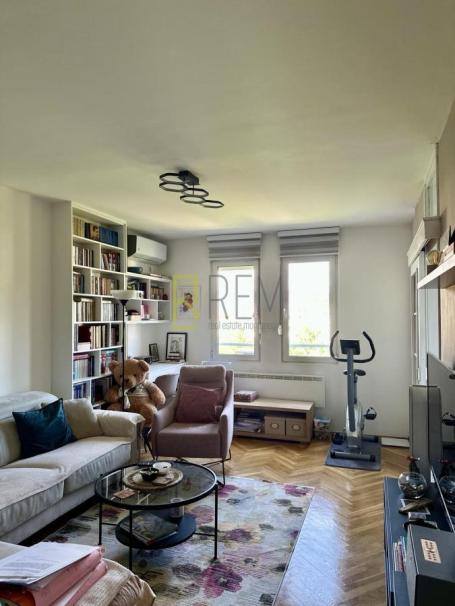 Prodajemo- renoviran namješten jednosoban stan površine 51m² + terasa + ostava