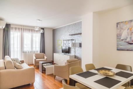 NA PRODAJU – Komforan dvosoban stan u Bečićima, kompleks Anatolia (četvrta zgrada)