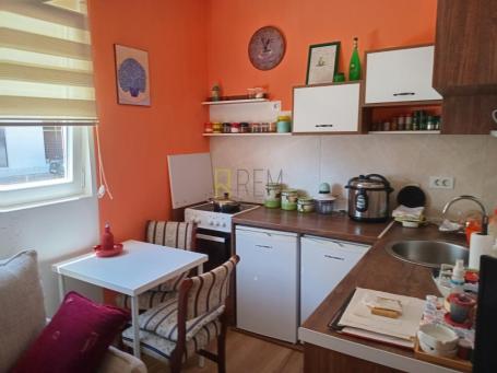 Prodajemo- lijepa, manja garsonjera 19m2 u stambenoj zgradi na Zabjelu