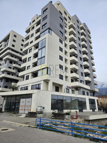 Prodajemo- poslovni prostor, 180m2 u Baru
