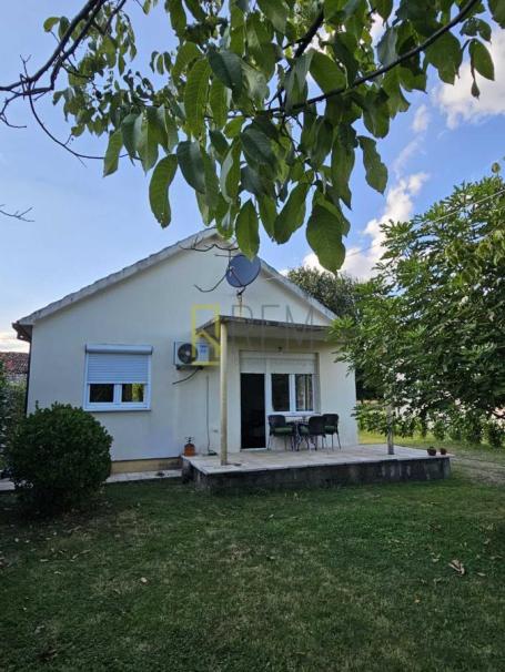 Prodajemo – renoviranu kuću od 62m2 + 20m2 terasa, na placu od 1.260m2 u Centru, Danilovgrada