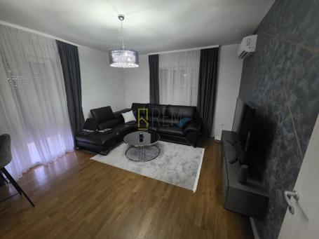 Prodaja- jednosoban moderno namjesten stan od 40m2 sa garazom