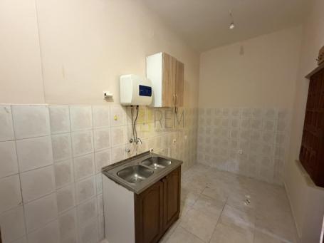 Izdavanje- nenamjesten dvosoban stan, Centar