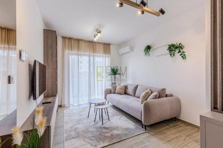 Prodaja- namjesten stan od 38 m² sa pogledom na more u Bečićima