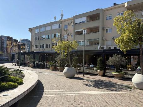 Izdavanje- poslovni prostor, Rimski trg