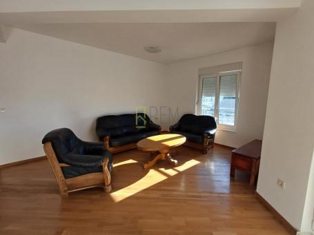 Prodajemo – nov, neuseljavan, namješten dvosoban stan, 88 m2, Južna Kapija grada u Podgorici