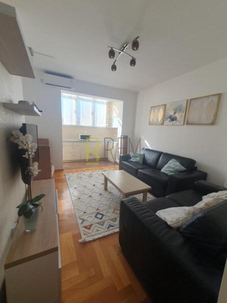 Prodajemo- kompletno renoviran i namjesten dvosoban stan 66m2, Centar
