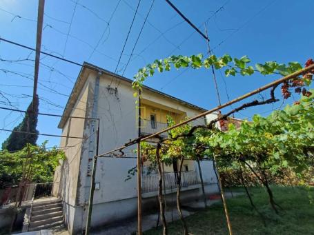 Prodaja- urbanizovan plac sa kucom u Maslinama