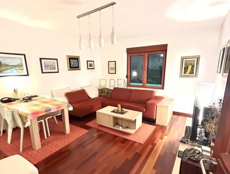 Prodajemo– kompletno namješten stan površine 48 m², Žabljak
