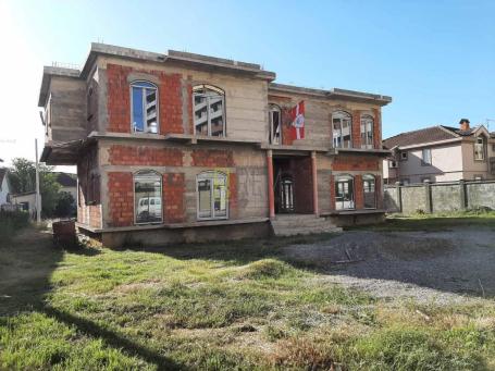 Prodajemo- stambeno-poslovni objekat u gruboj fazi, 380m2 iza Central Point