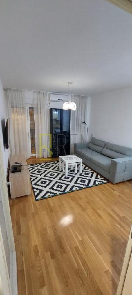 Prodajemo- jednosoban stan 43m2, Stari Aerodrom, zgrada Zetagradnje