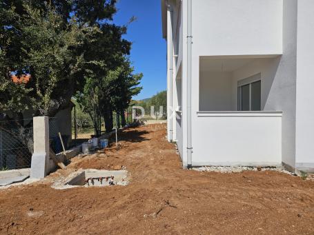 OTOK RAB, BARBAT - 2S+DB u prizemlju novogradnje 70m2