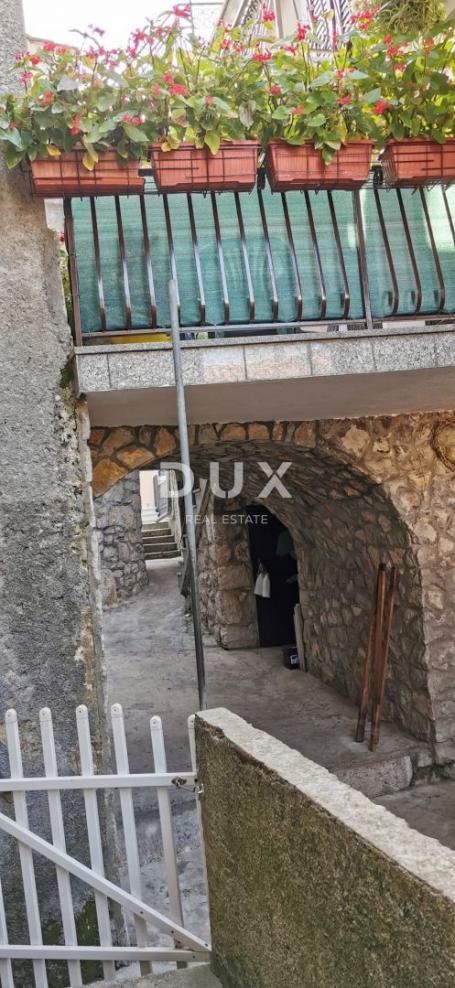 OTOK KRK, DOBRINJ -  Autohtona kuća s pogledom na more