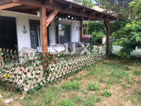 CRIKVENICA, SELCE - Erdgeschoss eines Hauses mit drei Wohnungen, 150 m vom Meer entfernt