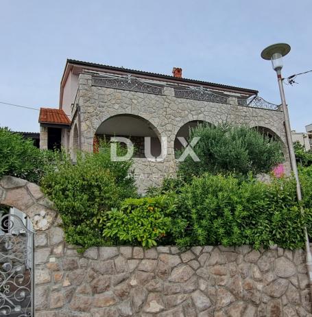 CRIKVENICA - Samostojeća kuća sa 4 stana, udaljena samo 100 m od mora