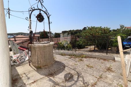 Kuća u samom centru Vrsara s prekrasnim pogledom na more – odlična prilika za renovaciju