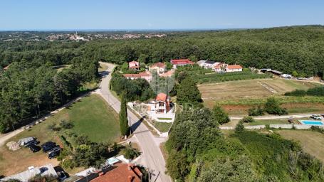 Žminj, Moderna kuća s bazenom u roh-bau stanju