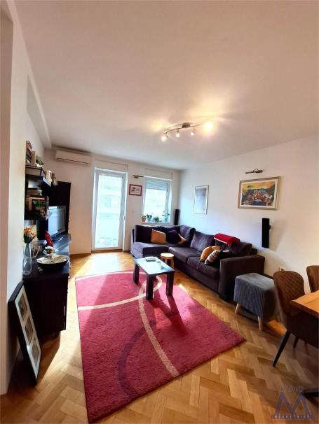Novi Sad - Nova detelinara, prodaje se dvosoban stan od 50m2, lift, terasa, uknjižen. 

Svetao dvoso