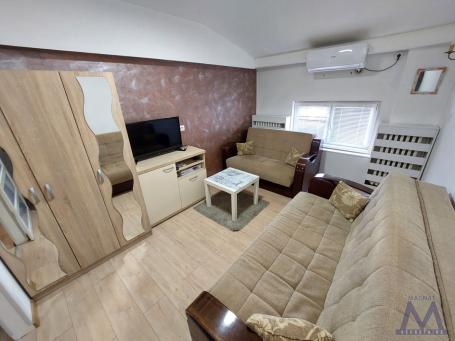 Novi Sad - centar kod Pupinove palate, prodaje se dvoiposoban stan od 52m2, useljiv, uknjižen. 
Stan