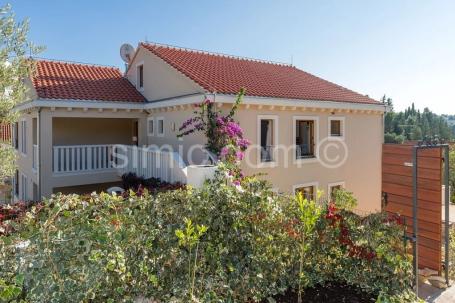 Dvoetažni apartman tik do mora, Brač