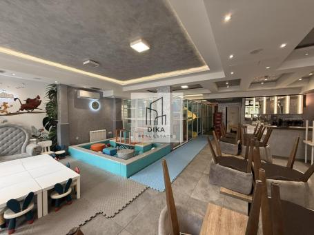 Prodaje se  lokal-poslovni prostor od 200m² u ulici Cara Dušana u Zemunu