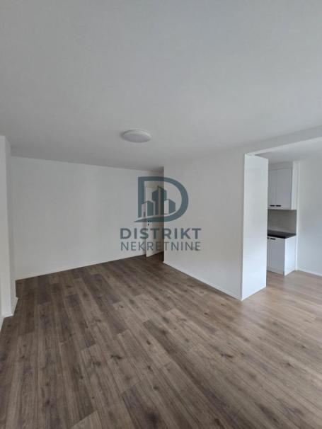 Renoviran dvosoban nenamešten stan na Bulevaru Nemanjića