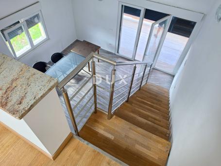 OTOK RAB, BANJOL - Dvoetažni stan s galerijom blizu mora