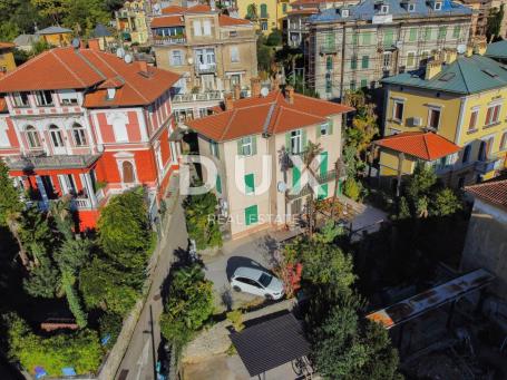 OPATIJA, CENTAR - Dvoetažni stan u povijesnoj vili samo 50 metara od mora u centru Opatije, parking