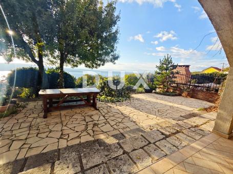 CRIKVENICA - Renoviertes Haus mit zwei Wohnungen, Panoramablick!