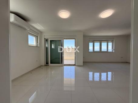 KVARNER, CRIKVENICA - Posljednji u zgradi! - Trosobni apartman s dva balkona i pogledom na more!