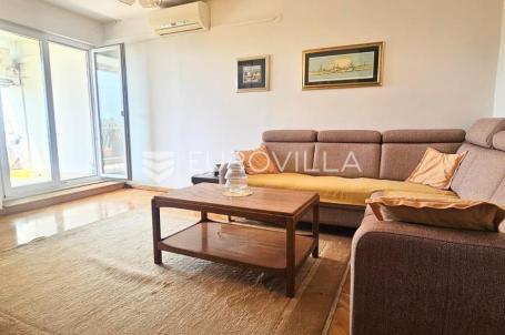 Split, Žnjan komforan trosoban stan od 99,8 m² južne orijentacije s pogledom na more
