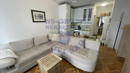 Na prodaju kompletno namešten i svetao stan 