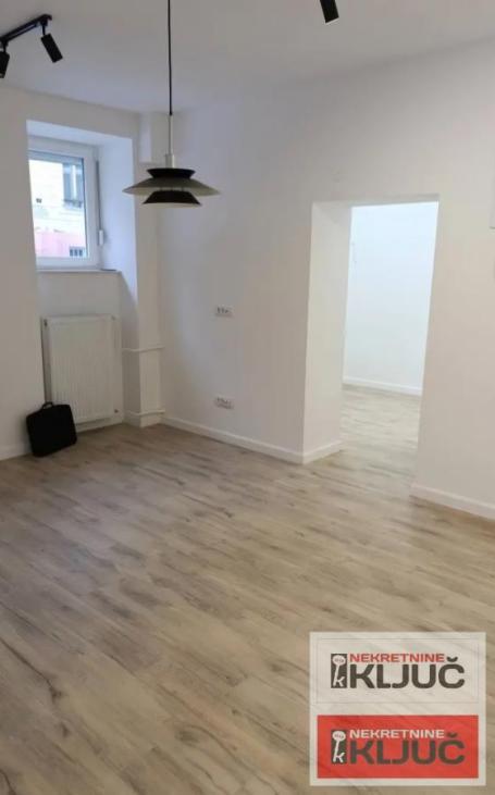 CENTAR, 31m2, Jednosoban, Renoviran, Polusuteren