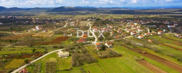BIOGRAD NA MORU - zemljište sa projektom i građevinskom dozvolom