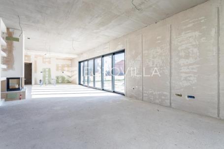 Kaštel Lukšić, obiteljska vila s bazenom u visokoj roh bau fazi