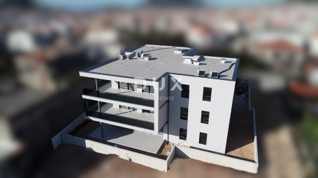 ŠIBENIK, TRIBUNJ – Stan u prizemlju novogradnje s dvorištem! PRILIKA!