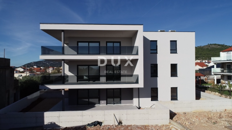 ŠIBENIK, TRIBUNJ – Stan s pogledom na more u novogradnji! PRILIKA!