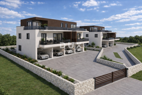 ŠIBENIK, BRODARICA – Penthouse u novogradnji s terasom 60 m² i garažom, 270 m od mora