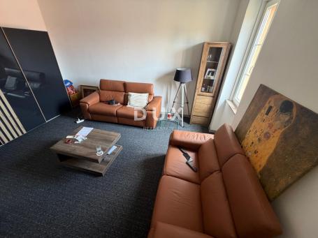 RIJEKA, BANDEROVO - stan 49 m2, 1S+DB POTPUNO ADAPTIRAN + okućnica! PRILIKA!