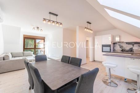 Varaždin, Centar, uređen trosoban stan površine 74,86 m²